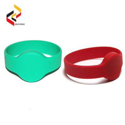 China Free sample silicone waterproof IC chip NFC RFID wristband with customized logo for sale