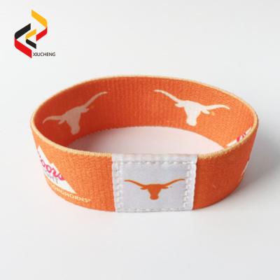 China Customized  Wristband RFID Reusable Chip RFID Plastic Stretch Wristband for Theme Park for sale