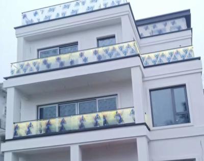 China Grijze aluminium U-kanaal glazen leuning 10 mm dik raamloze glazen balustrade Te koop