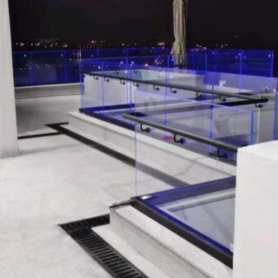 Chine Réglisse de terrasse en verre moderne extérieure en verre trempé U Channel sans cadre Balustrades de balcon de 12-20 mm à vendre