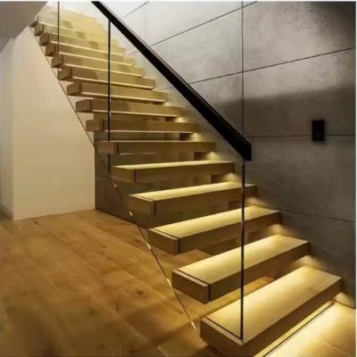 China Wohnraum Innenraum Schwebende Holztreppe Elegantes Design mit Rot-Eich- / Weiß-Eich-Treppe zu verkaufen