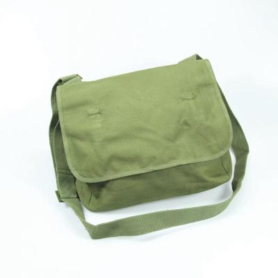 China Custom Classic Military Army Green Canvas Travel Bag French Musette Water Resistant Havresac Musette for sale