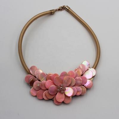 China Ladies Fashion Colorful Pink Luxury High Quality Trendy Spring Colorful Green Purple Broom Shell Flower Choker Necklace For Women for sale