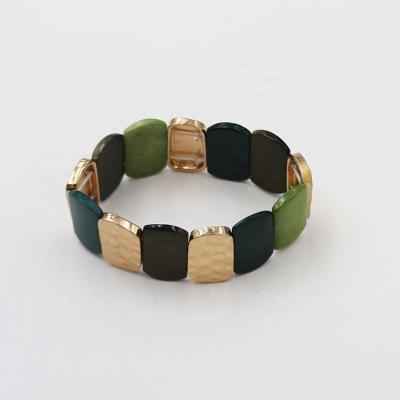 China Factory Hot Sale Trendy New Broom Shell Hammered Alloy Charm Stretch Green Bracelet For Women for sale