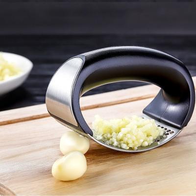 China Hot Selling Viable 3 In 1 Plastic Arc Shape Kitchen Accessories Stainless Steel Manual Garlic Press Crusher Crusher And Peeler Set for sale