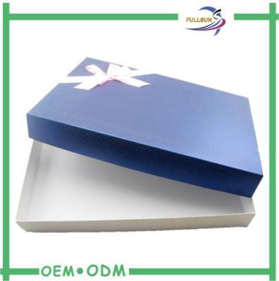 China Aangepaste Origami die het Embleem van Deboss van Giftdozen met Bowknot kleden Te koop