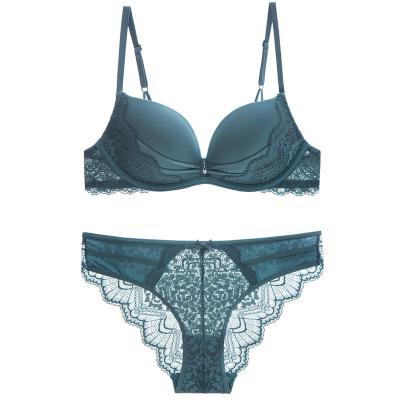 China QUICK DRY New European and American Steel Ring Free Bra Set with Smooth Lace Medium Thick Molded Cup Gathering Back Bra for sale