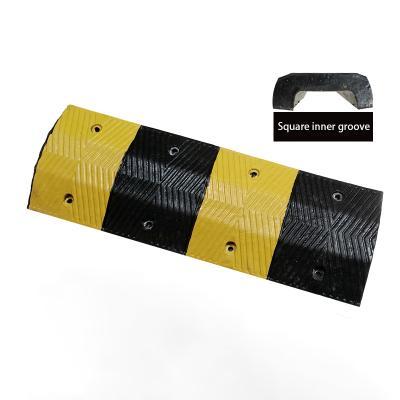 China Durable Trunking 7 Cm Black And Yellow Rubber Herringbone Speed ​​Bump for sale