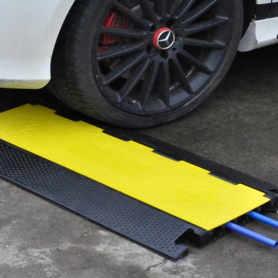 China Durable Black Yellow Road Traffic Supplies Rubber Speed ​​Bump 1-Channel Trunking for sale