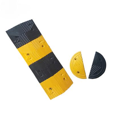 China Durable Hot Sale Black And Yellow Trunking 7 Cm Rubber Herringbone Speed ​​Bump for sale