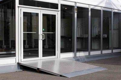 China Windows de aluminio insonoro y las puertas escogen/satinado moderado doble en venta