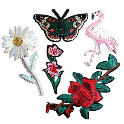 China Custom 3D Embroidery Wholesale Patch Bird Design Iron On Crane Hummingbird Phoenix Patches for sale