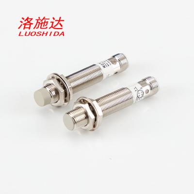 Chine Capteur de proximité inductif cylindrique de long terme de M12 24VDC pour la détection en métal avec la prise M12 à vendre