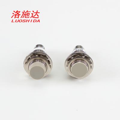 China Cuerpo más corto inductivo cilíndrico del alambre M18 del sensor de proximidad del tubo del metal 10-30VDC DC 3 con M12 4 Pin Plug en venta