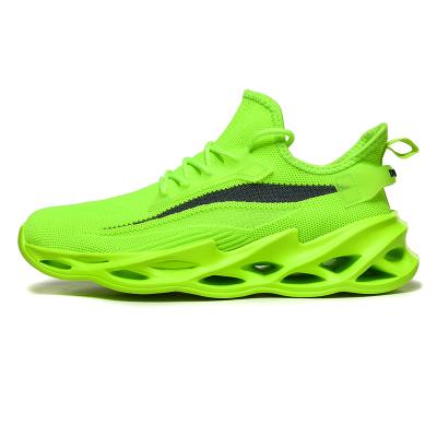 China Breathable Green Lightweight Running Shoes OEM ODM Summer Mesh Running Shoes Sports Shoes Men for sale