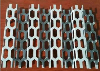 Cina Il metallo perforato architettonico antiusura riveste lo strato di pannelli di alluminio perforato spesso di 3mm in vendita