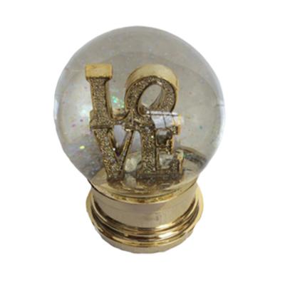 China Europe Love Pattern Golden Wedding Favors Snow Globe for sale