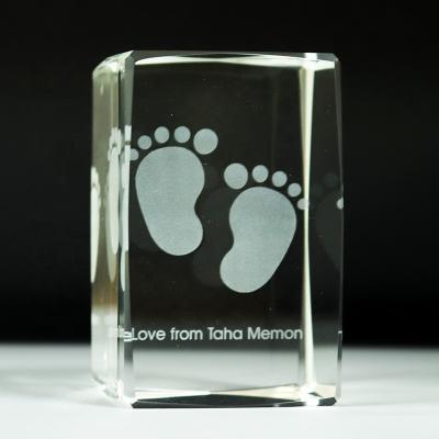 China Europe Pujiang 3D Laser Engraving Crystal Baby Footprints Cube Glass Baby Favors For Newborn Baby Shower Soouvenir Gifts for sale