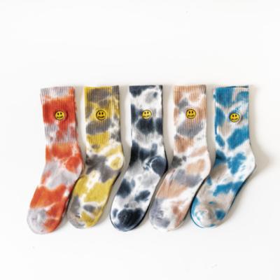 China QUICK DRY dye knotting medium graffiti trend tube men's and women's socks hot sale wholesale socks for sale