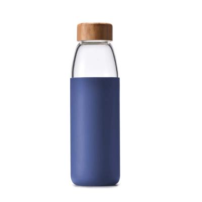 China Custom Sustainable Faux Leather Sleeve Luxury Drinking Clear Glass Water Tea Bottle for sale