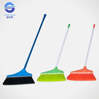 China Escoba colorida del cortocircuito del plástico del uso en el hogar para la sala de estar, los 75*25*25cm en venta