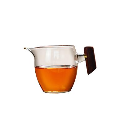 China Sustainable Transparent Thickened Pyrex Borosilicate Glass Fair Tea Cup With Wooden Handle Tea Dispenser for sale