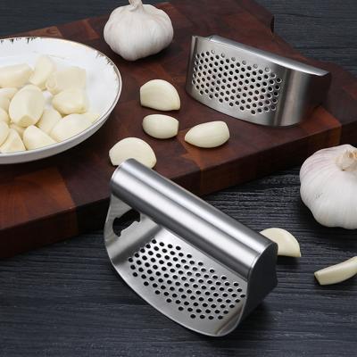 China Viable Garlic Crusher Chopper Rocker Rocker Ginger Stainless Steel Food Grade Tool Vegetable Garlic Press for sale