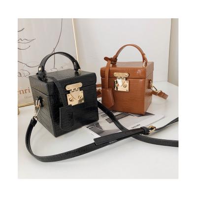 China Hot Selling Crocodile Pattern Women's Fashion Handbags Acrylic Cross -Body Bags Box Purse Luxury Handbags For Women for sale