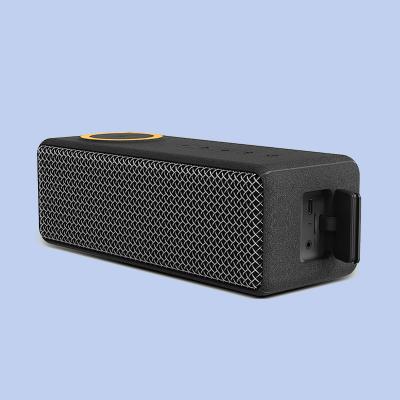 China Altavoz de cargador inalámbrico Bluetooth con función de emparejamiento de TWS a prueba de agua IPX7 en venta