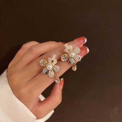 China Luxury JC Crystal Fashion Rhinestone Drop Earrings Gold Resin Flower Flower Earrings Fashionable Quality for sale