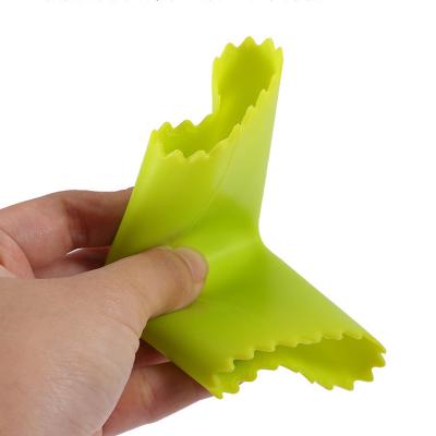 China Sustainable Silicone Skin Garlic Tools Vegetable Tools Garlic Press Crusher Peeler for sale