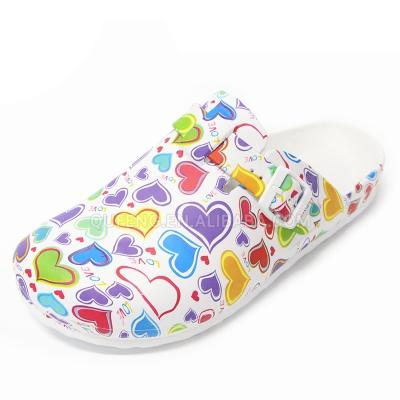 China 2021 new model design waterproof hot selling heart printing men's soft shoes garden medical clogs for sale