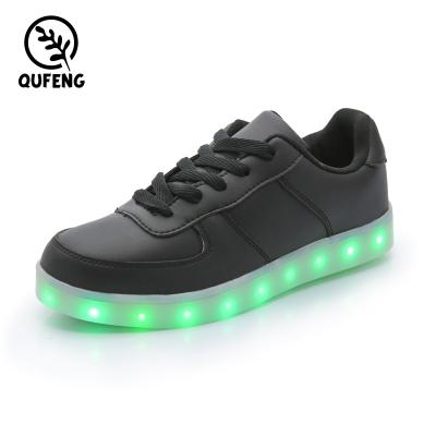 China Top Selling Casual Comfortable Led Sports Shoe Flashing Lights Lace Up Shoes à venda