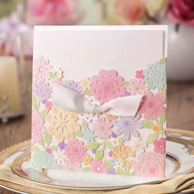 Chine Cartes colorées classiques d'invitations de mariage de lien en soie de fleurs de cavité avec des enveloppes et des joints, impression adaptée aux besoins du client à vendre