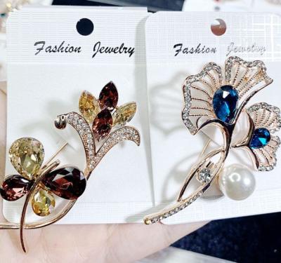 China Clothing Decoration Fashion Flower Crystal Brooches For Women Corsage Pin Wedding Brooches Cute Jewelry Clothing Accessories High Quality for sale