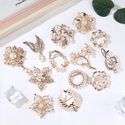 China Clothing Decoration Women Fashion Gold Silver Rhinestone Pearl Brooches Beautiful Pin Gift Jewelry Wedding Brooch Luxury Clothing Accessories for sale