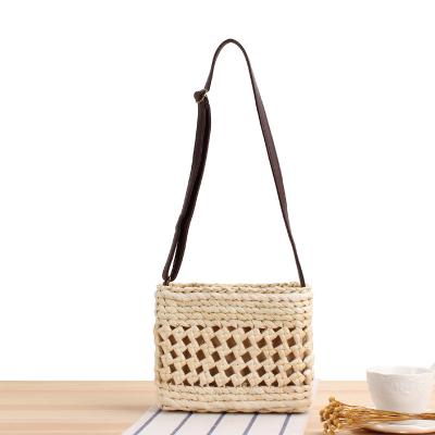 China 2021 Joker Style One-Shoulder Hollow Out Hand - Straw Women Solid Color Beach Straw Leather Bag Wholesale Summer Cross-Body Woven Bags for sale