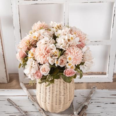 China Table Eco-Friendly Wholesale Home Decoration Wedding Chrysanthemum Chamomile Flowers White Fresh Artificial Bouquet for sale