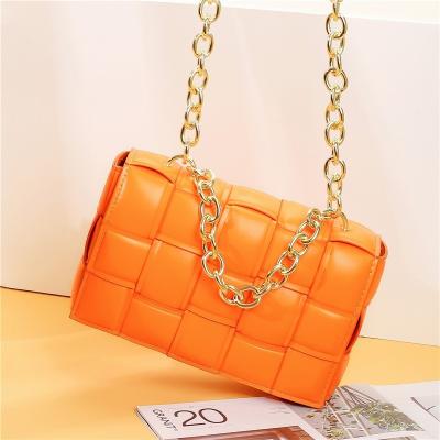 China Fashion Trend Women's Luxury Handbags Hot Selling Chain Cross-body Bags Fashion Styles Sit To Shape Woven Bag for sale