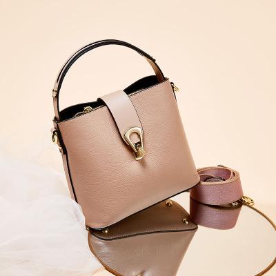 China Custom Leather Shoulder Bag Ladies Cross - Body Sling Bag Women Bucket Drawstring Handbag for sale