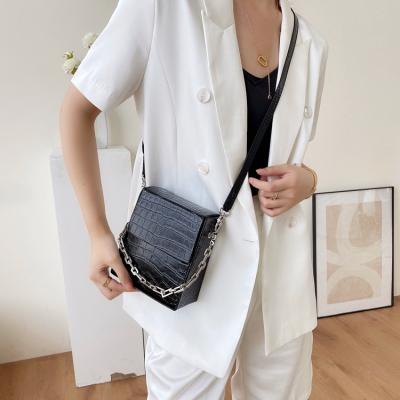 China 2021 New Girl's Mini Niche Box Fashion Bag Crocodile Printing Box Leather Bag Fashion Sloping Mobile Phone Bag for sale