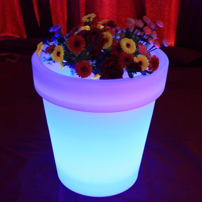 China Modern waterproof garden patio large balcony led light up planter pot outdoor plastic glowing led flower pot for sale