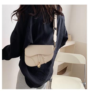 China New Fashion Solid Color Ladies PORTABLE Leather Shoulder Messenger Bag All-match Saddle Armpit Bag for sale