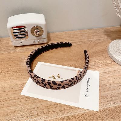 China New popular single head of retro leopard print zebra print headband autumn/winter headband hair print female Korean style buckle press hair for sale