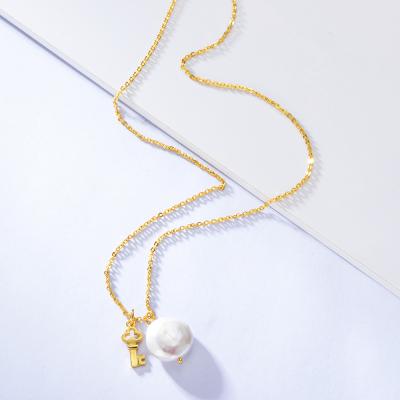 China FASHIONABLE Minimalist Pearl Chain Flat Geometric Round Freshwater Pearl Gold Irregular Key Necklace for sale