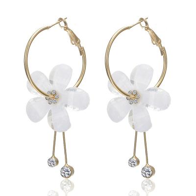 China Cute Newcomers Wholesale White Resin Zircon Brincos Earrings 5 ​​Petal Flower Circle Transparent Acrylic Earrings for sale