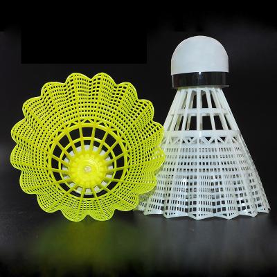 China Factory Wholesale White Yellow Plastic Ball Nylon Ball Badminton Shuttlecocks Te koop