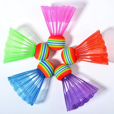 China Colorful feathers Nylon foam Gymnasium outdoor courtyard sports badminton shuttlecock en venta