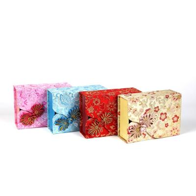 China Custom Luxury Silk Packaging Box Cloth Materials New Product Jewelry Ring Packaging Box Reused New Cheongsam Buckle Closure for sale