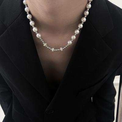 China Trendy Pearl Necklace Men Stitching Neutral Tide Niche Design Pearl Necklace Men Black And White Handmade Clavicle String for sale